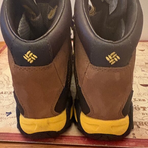 Columbia Techlite Hiking Boots Size 7 - CAD $60 - Picture 2 of 4